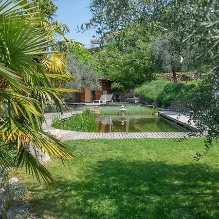 Holiday home Mit Schoenem Seepanorama Und Naturteich