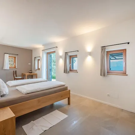 Holiday home Mit Schoenem Seepanorama Und Naturteich