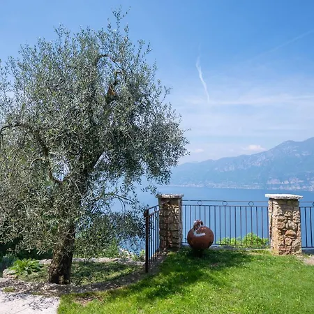 Mit Schoenem Seepanorama Und Naturteich Castelletto Di Brenzone